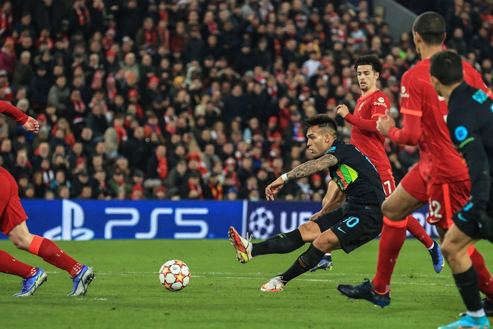 Lautaro Martinez verkürzt für Inter Mailand.