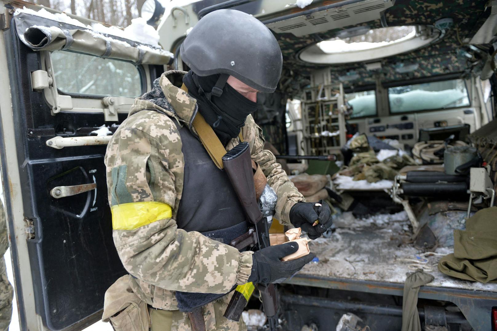 Ein ukrainischer Soldat beim Durchsuchen der Ladung.