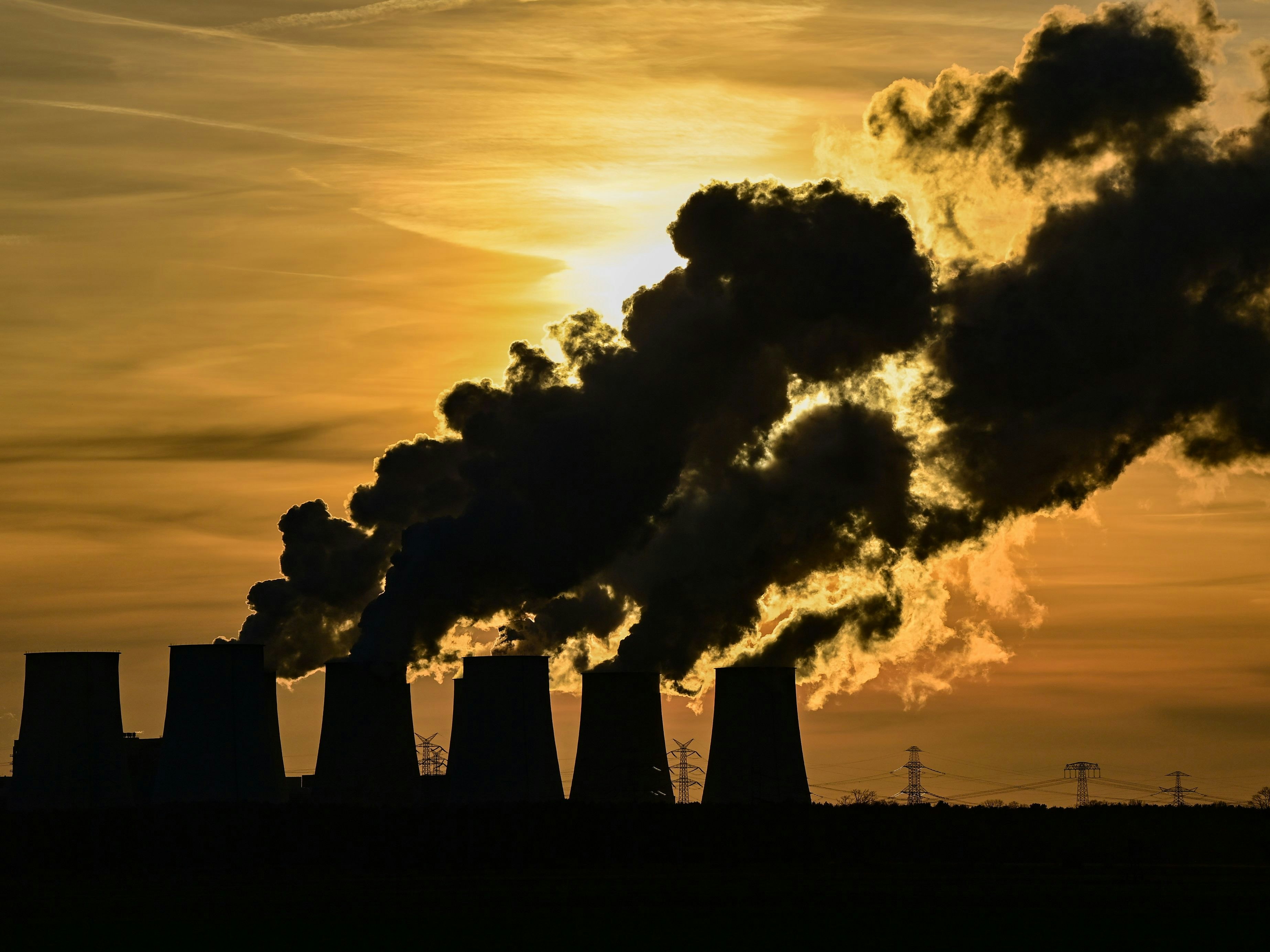 Download von www.picturedesk.com am 08.03.2022 (18:27).  ABD0049_20220213 - JÄNSCHWALDE - DEUTSCHLAND: 12.02.2022, Brandenburg, Jänschwalde: Wasserdampf steigt vor Sonnenuntergang aus den Kühltürmen des Braunkohlekraftwerks Jänschwalde der Lausitz Energie Bergbau AG (LEAG). Das Braunkohlekraftwerk Jänschwalde soll auf dem Weg zum Kohleausstieg bis zum Jahr 2028 vom Netz gehen und abgeschaltet werden. Foto: Patrick Pleul/dpa-Zentralbild/dpa +++ dpa-Bildfunk +++. - FOTO: APA/dpa-Zentralbild/Patrick Pleul - 20220212_PD27440 - Rechteinfo: Rights Managed (RM)