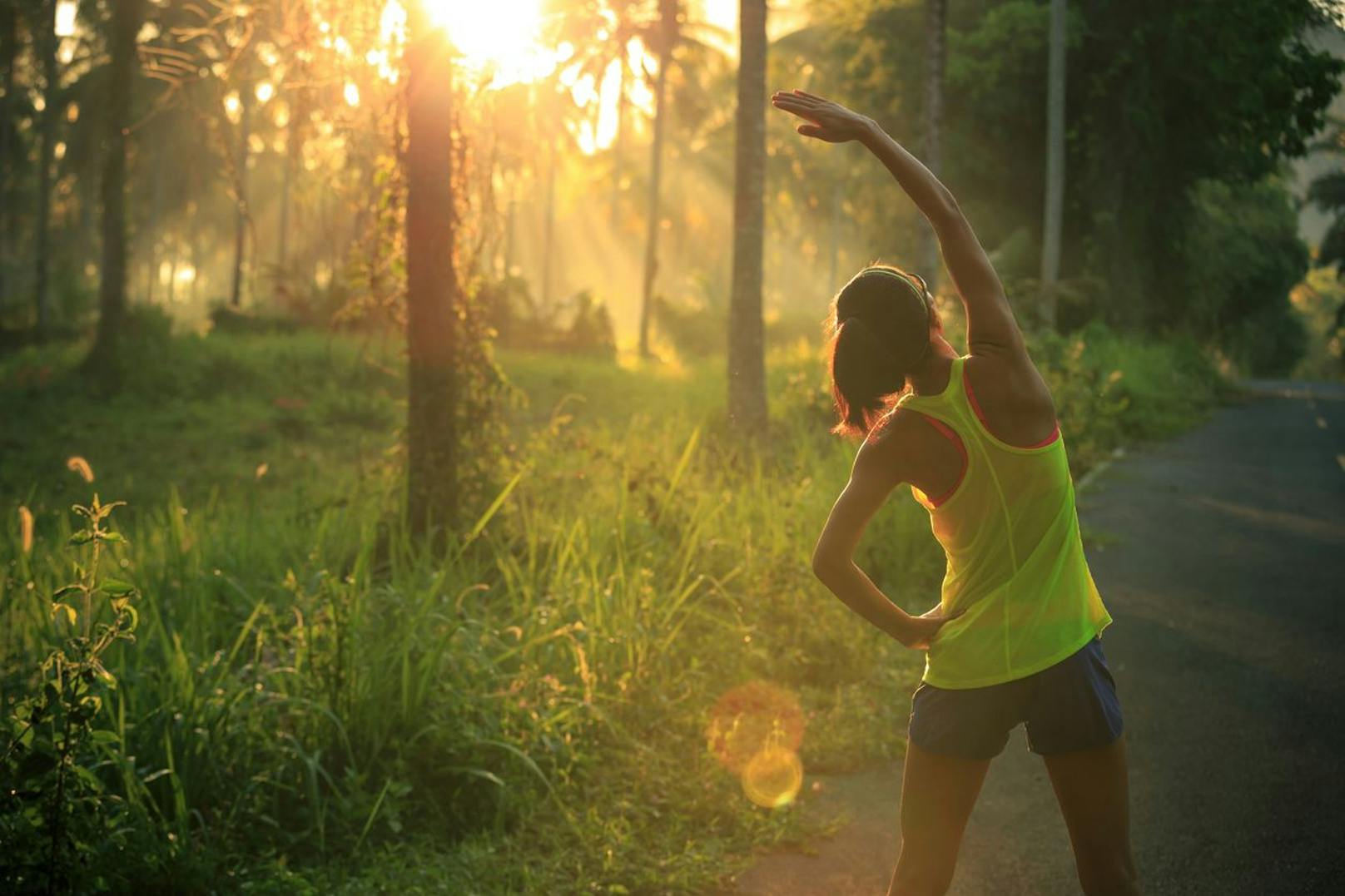 Wenn du gestresst bist solltest du dich bewegen und nicht herumweilen. Joggen oder eine andere regelmäßige Sportart können auf deine Gefühlslage ausgleichend wirken. 