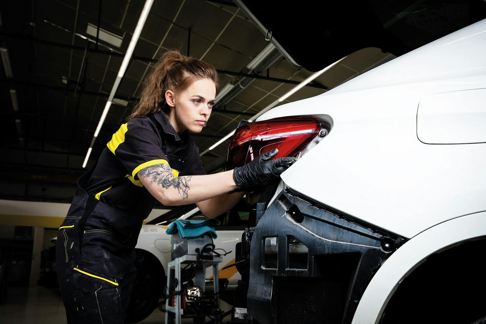 Frauenpower: Noch immer sind die Männer in den Kfz-Werkstätten in der Überzahl. Lucky-Car Geschäftsführer Kos möchte auch Frauen motivieren, eine Ausbildung zu starten.