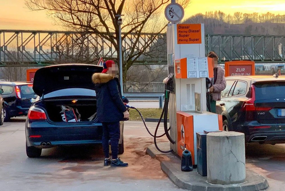 Viele deutsche Tank-Touristen fahren derzeit nach Achleiten, um aufzutanken.