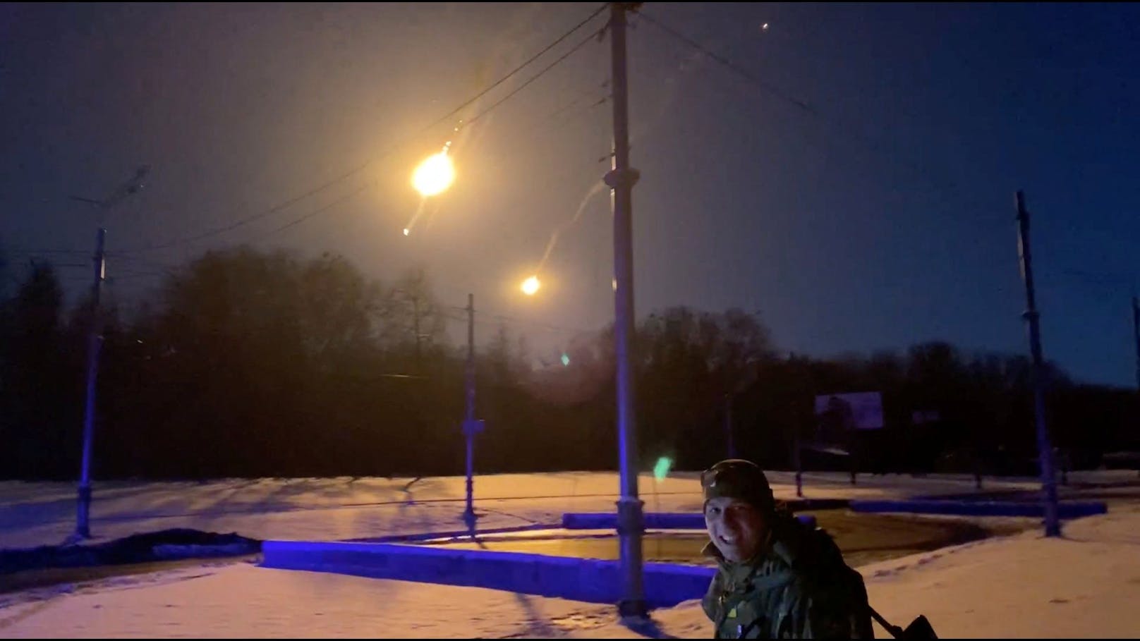 Screenshot eines Videos, das den Abschuss eines russischen Kampfflugzeugs über Charkiw, Ukraine, am 6. März 2022 zeigen soll.