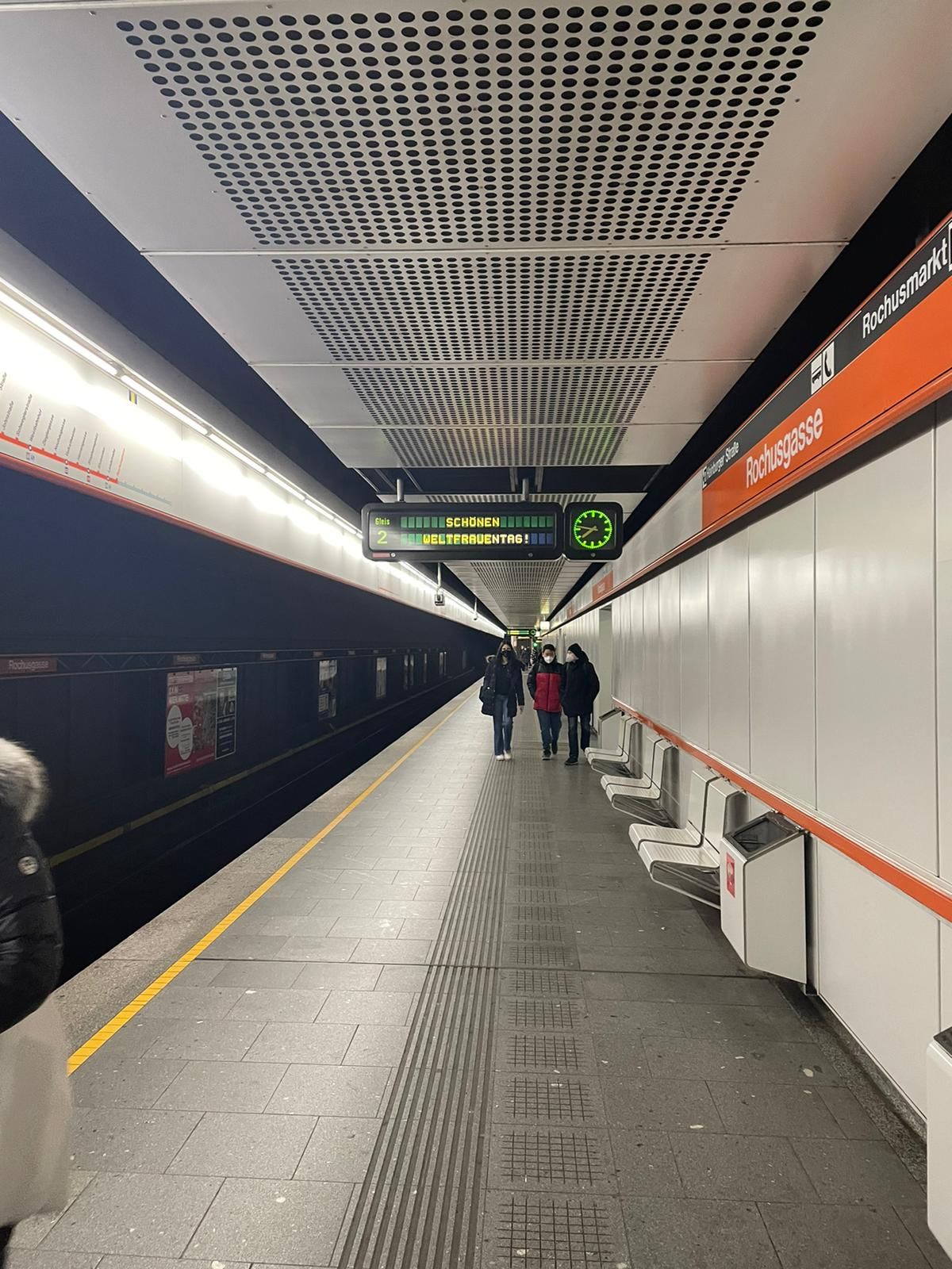 In den Wiener Linien wird den Fahrgästen ein schöner Weltfrauentag gewünscht.