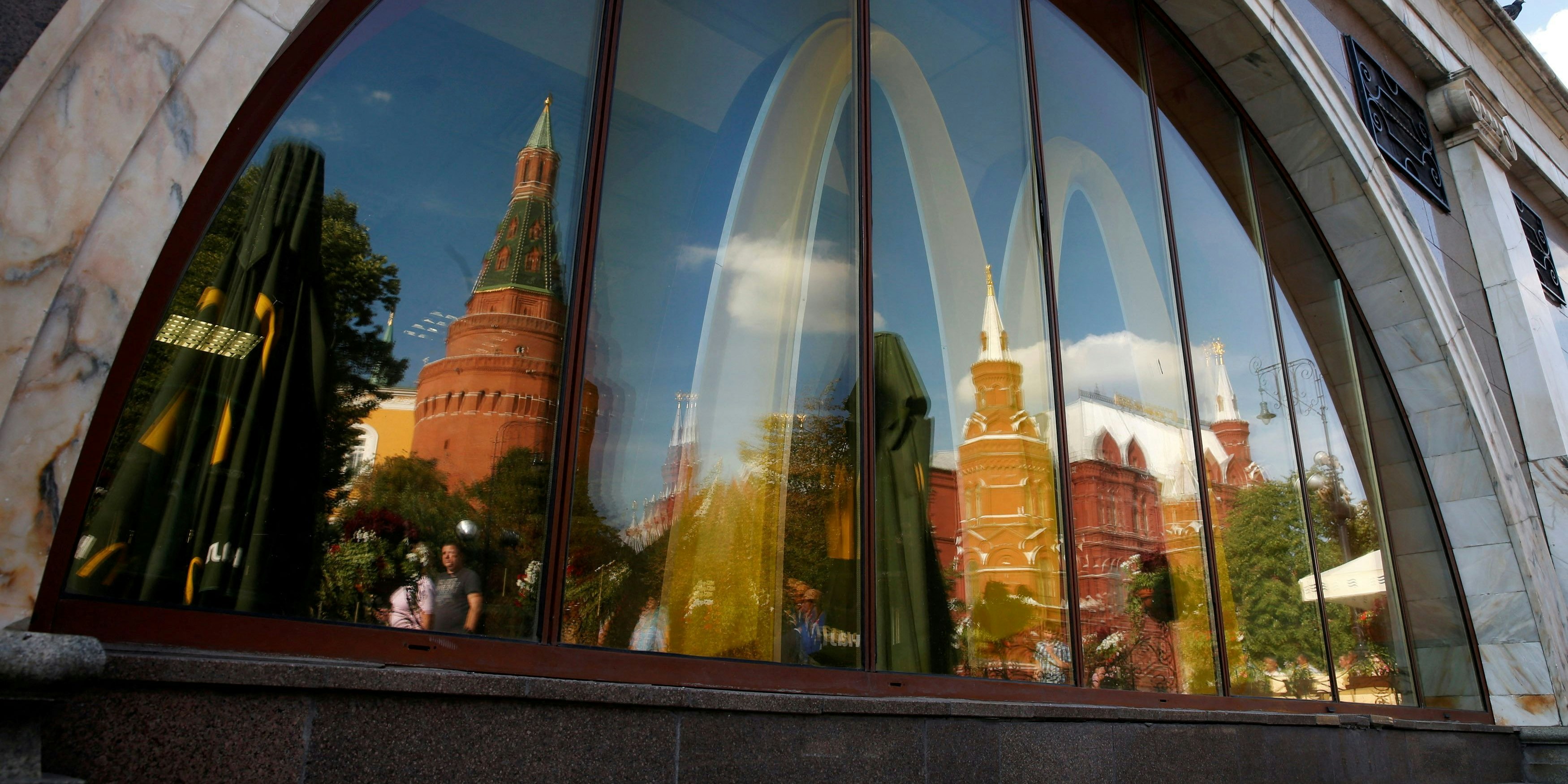 McDonald's setzt sein Geschäft in Russland trotz des Angriffskriegs in der Ukraine weiterhin fort.