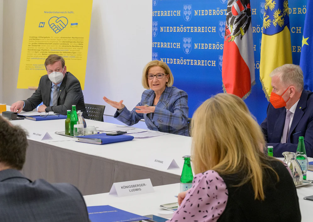Hilfsgipfel: NÖ plant Ankunftszentren für Flüchtlinge.