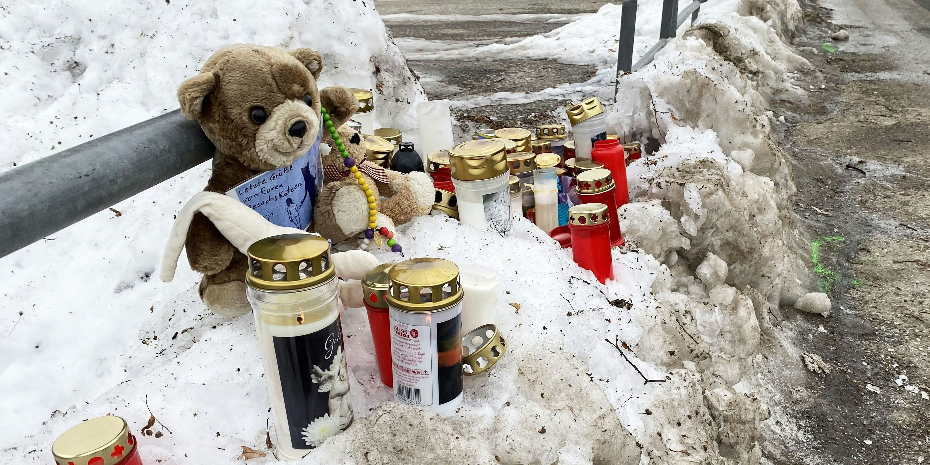 An der Unfallstelle legten viele Menschen in ihrer Betroffenheit Kerzen für die Opfer nieder.