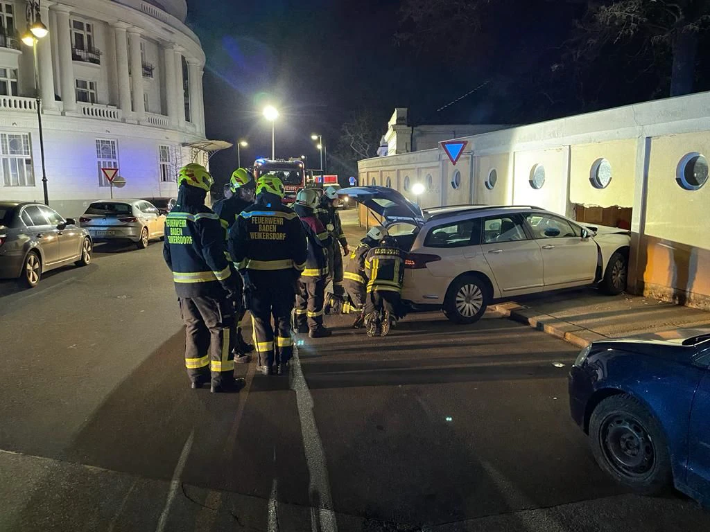 Das Auto durchschlug das Gemäuer