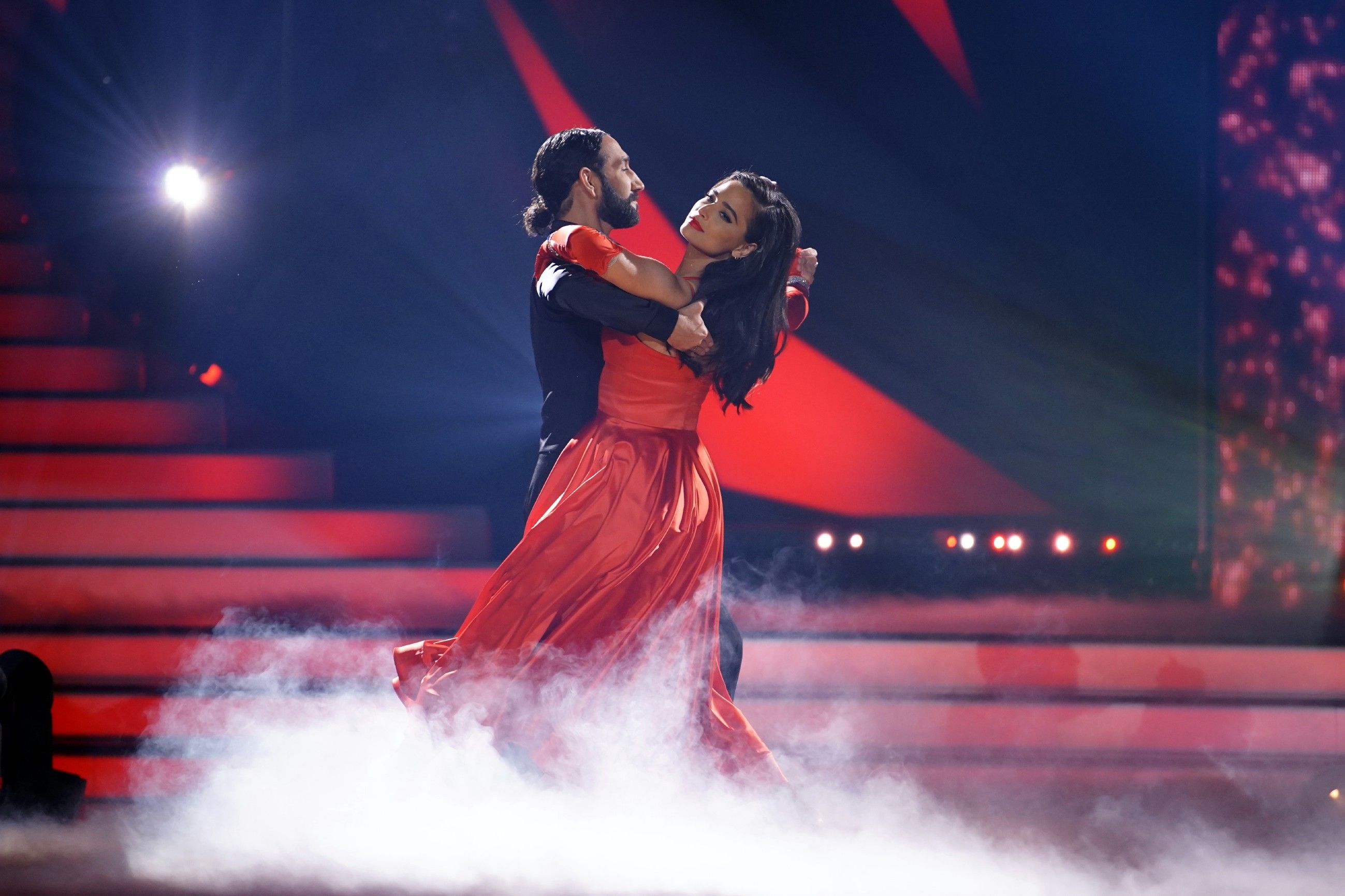 Bei den langsamen Tänzen kommen sich Amira und Massimo näher.