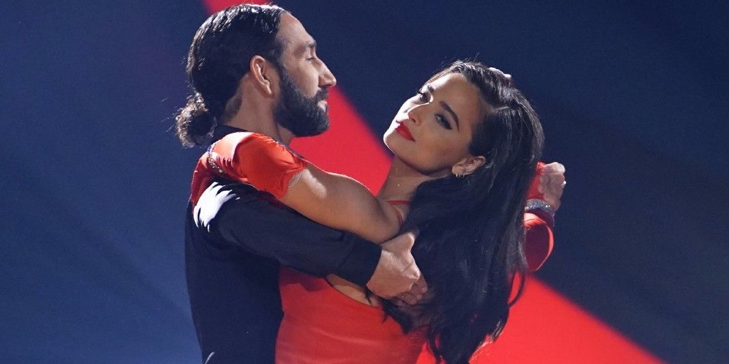 Bei den langsamen Tänzen kommen sich Amira und Massimo näher.