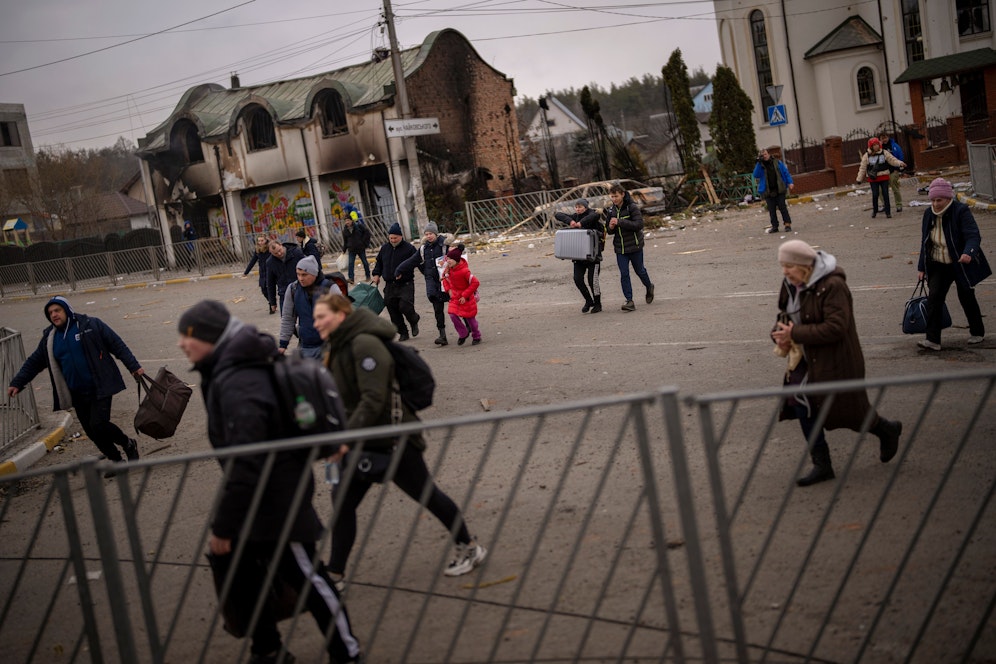 Trotz der Zerstörung der Brücke strömen täglich hunderte Flüchtlinge durch Irpin in Richtung Kiew. Teils werden sie dabei von den Russen beschossen.