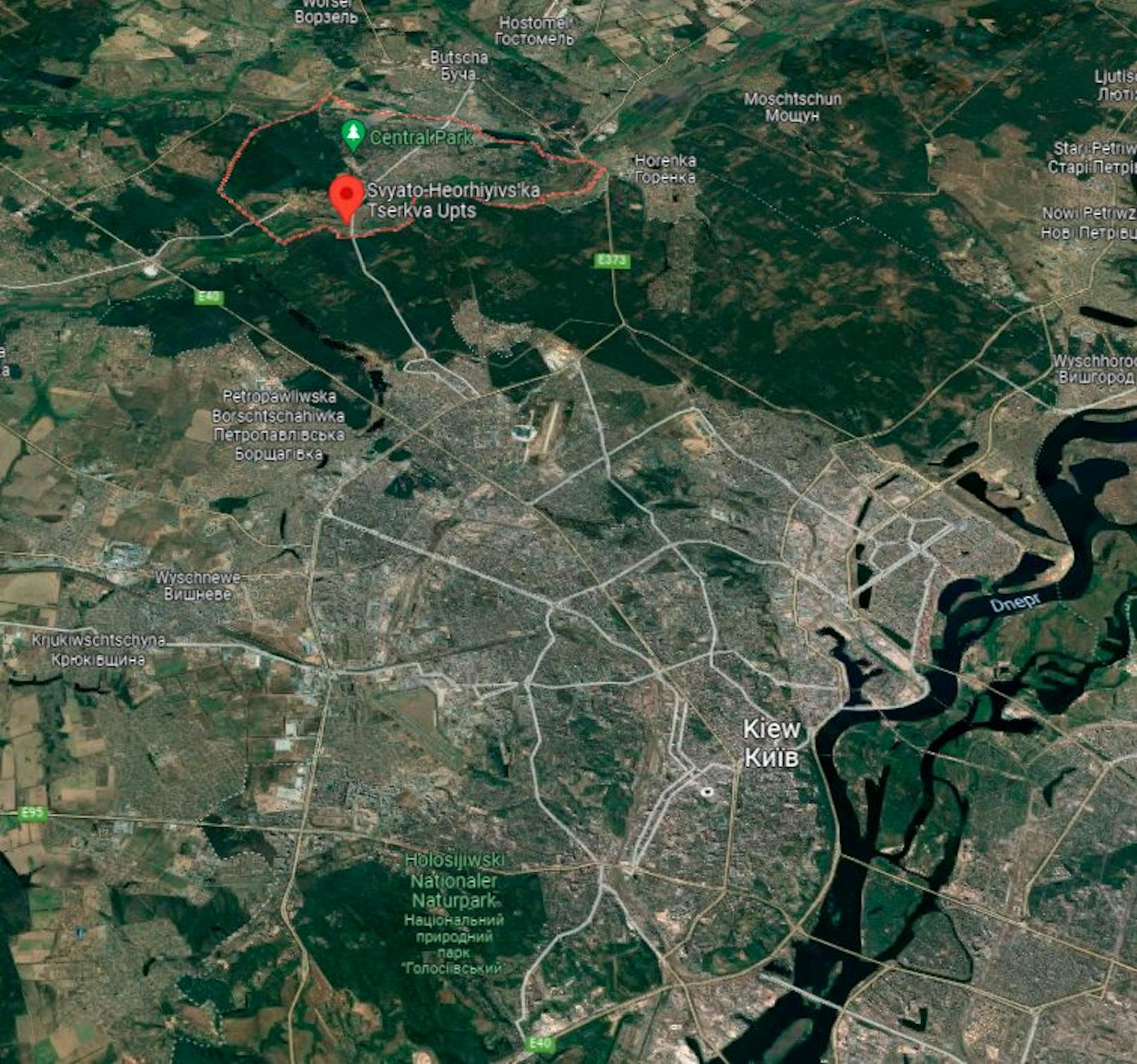 Von der zerstörten Brücke (roter Pin) sind es noch rund 5 Kilometer Wald und Felder bis zum tatsächlich bebauten Stadtgebiet Kiews.