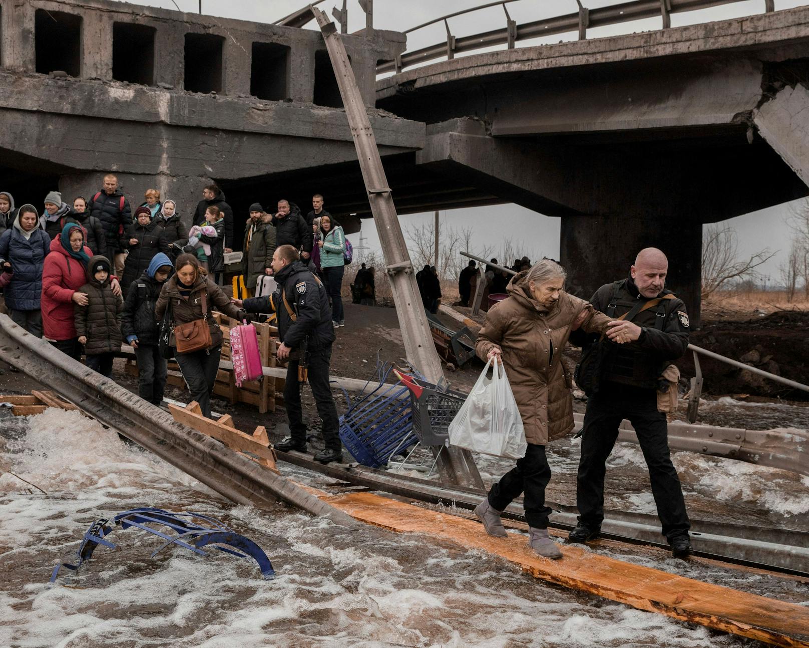 Gleichzeitig versuchen täglich hunderte Zivilisten, den Fluss auf ihrer Flucht in die Hauptstadt zu queren.