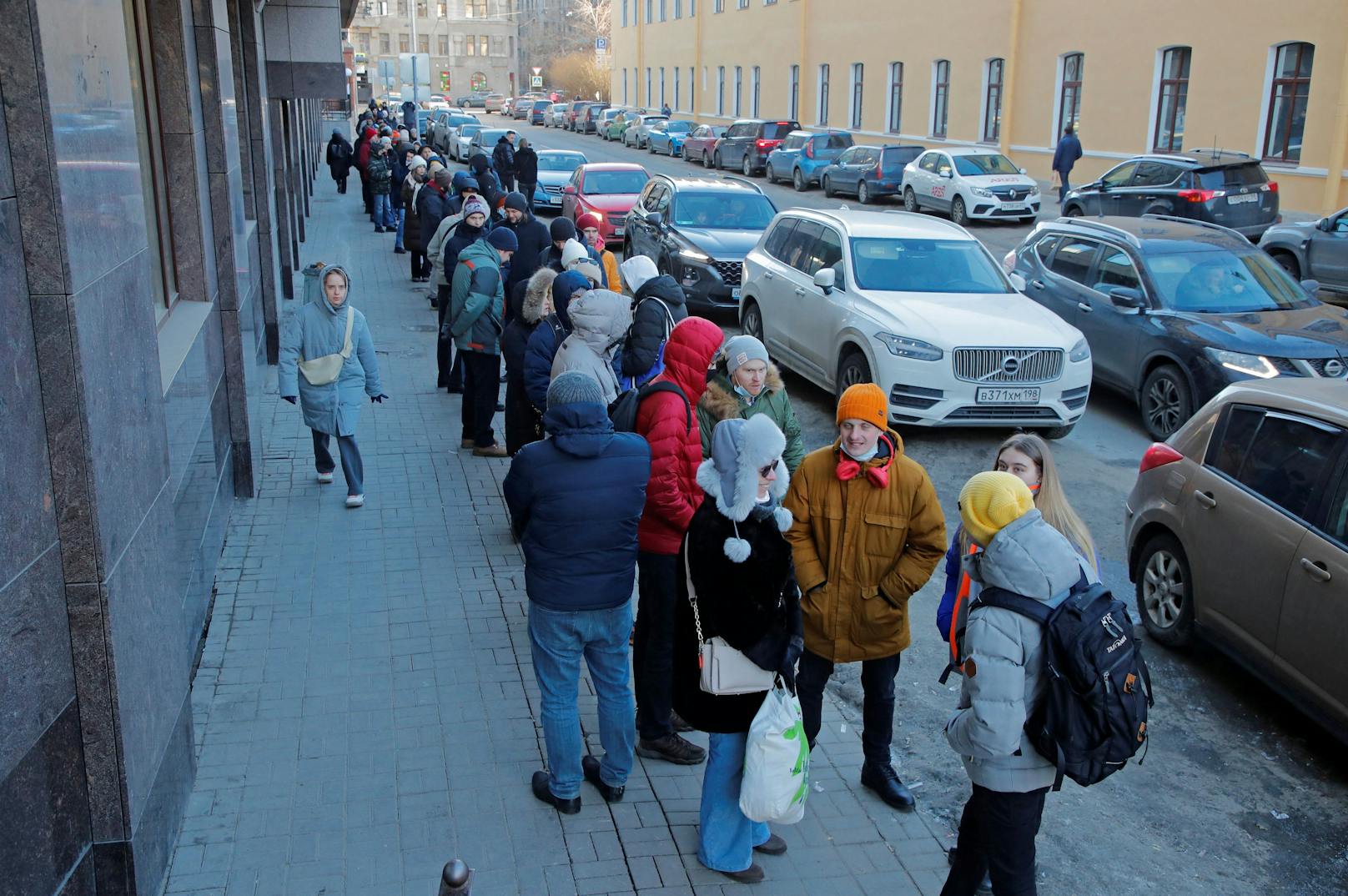 Lange Schlangen vor Bankomaten in St. Petersburg wenige Tage (27. Februar) nach dem Einmarsch der russischen Armee in der Ukraine.