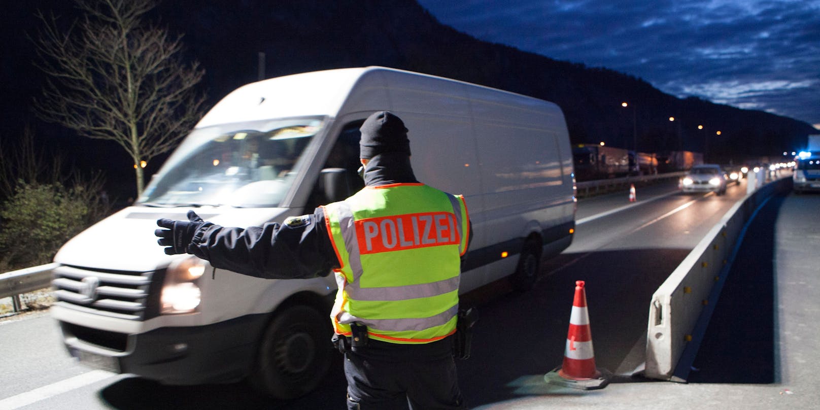 Eine Polizeikontrolle beim Grenzübergang Karawankentunnel wurde zwei Männern zum Verhängnis. (Symbolbild)