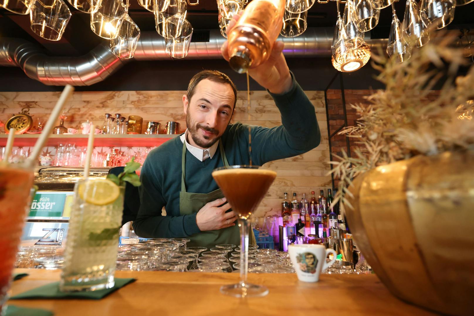 Barkeeper Petar Radic mixt in der Stadtalle in Wien-Mariahilf Longdrinks und Cocktails.