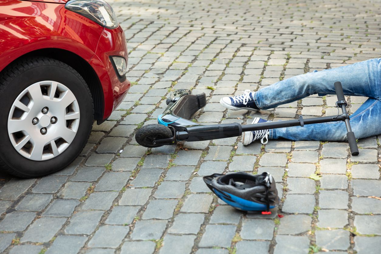 Der E-Scooter-Fahrer wurde bei dem Crash verletzt.