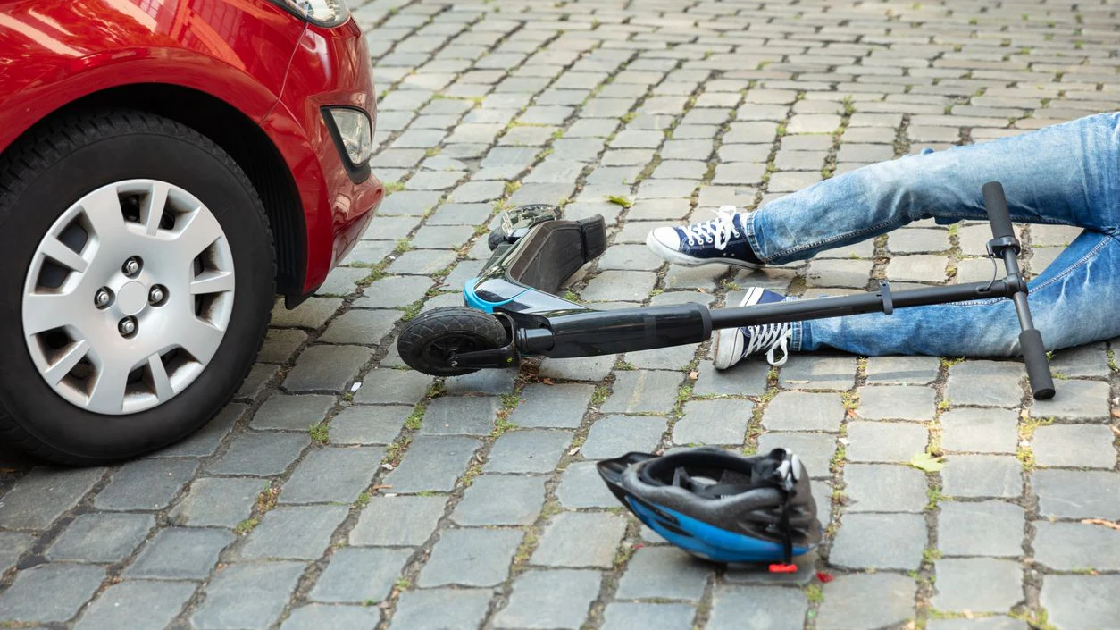 Der E-Scooter-Fahrer wurde bei dem Crash verletzt.