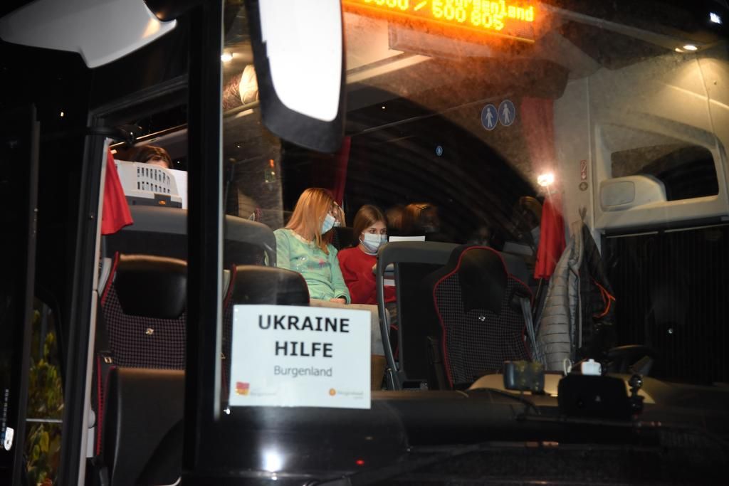 Die ersten ukrainische Flüchtlinge sind am Mittwochabend im Burgenland angekommen. Weitere sollen folgen.