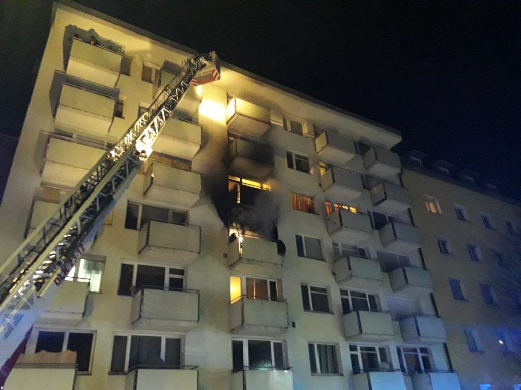 Die Feuerwehr rückte mit einem Kran an, um die Flammen zu löschen.