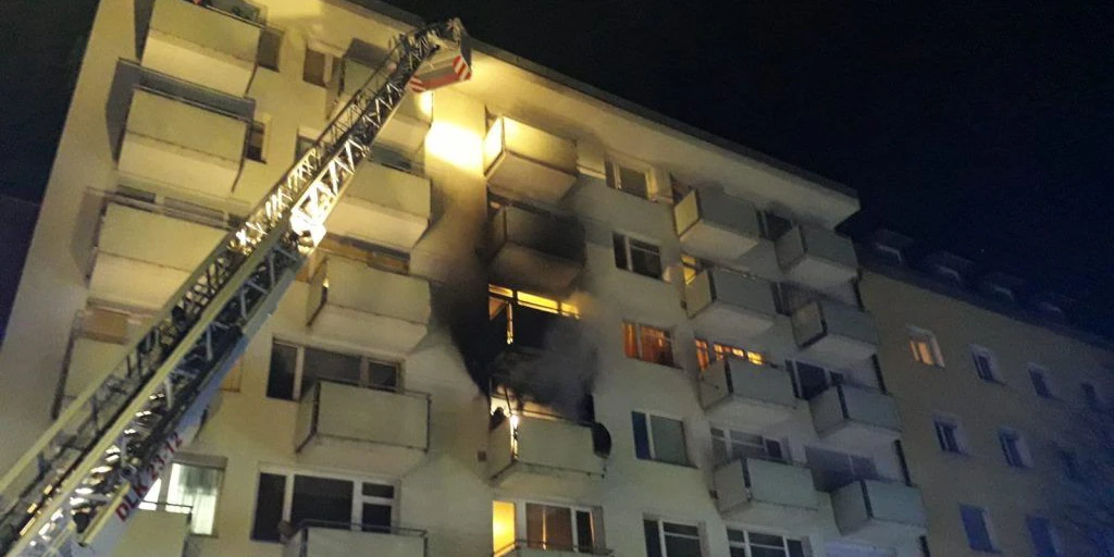 Die Feuerwehr rückte mit einem Kran an, um die Flammen zu löschen.