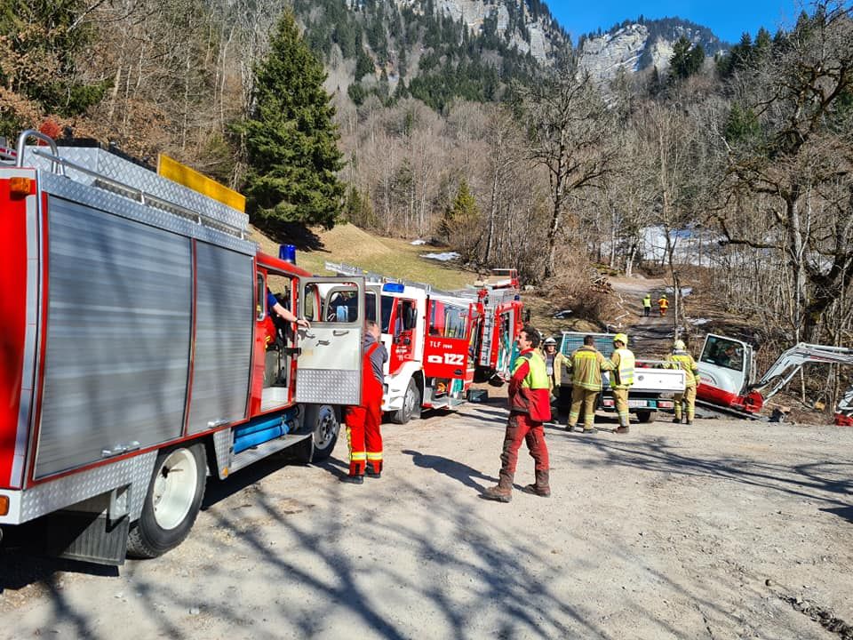 120 Feuerwehrleute waren mit 20 Fahrzeugen im Einsatz, um die Flammen zu löschen.
