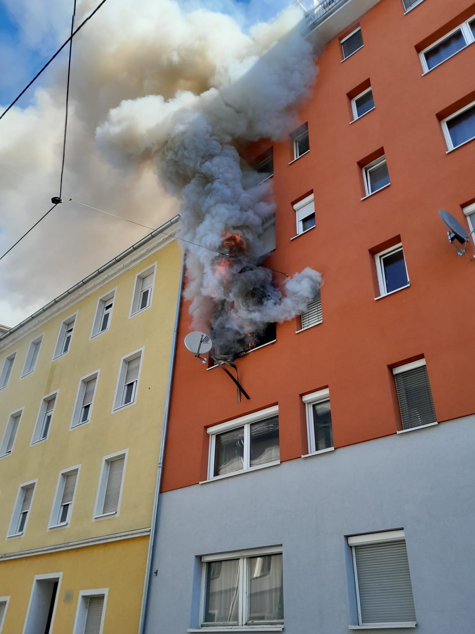 Im zweiten Stock eines Mehrparteienhauses in Graz brach Mittwochfrüh ein Feuer aus.