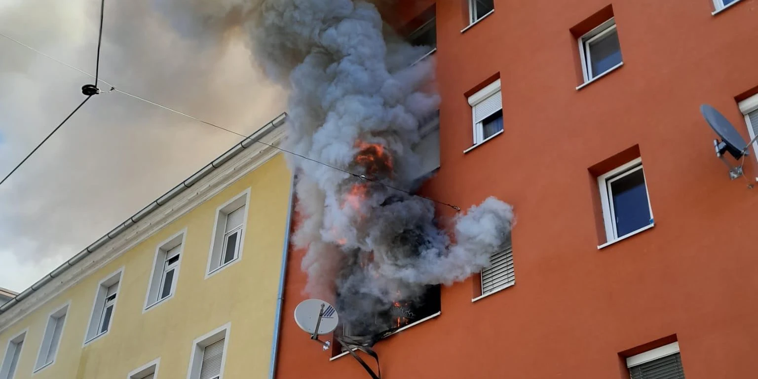 Im zweiten Stock eines Mehrparteienhauses in Graz brach Mittwochfrüh ein Feuer aus.