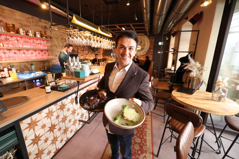 Betriebsleiter Harun Alas sorgt in der Stadtalle in Wien-Mariahilf dafür, dass Frühstück, Mittagessen und Dinner perfekt auf den Tisch kommen.&nbsp;