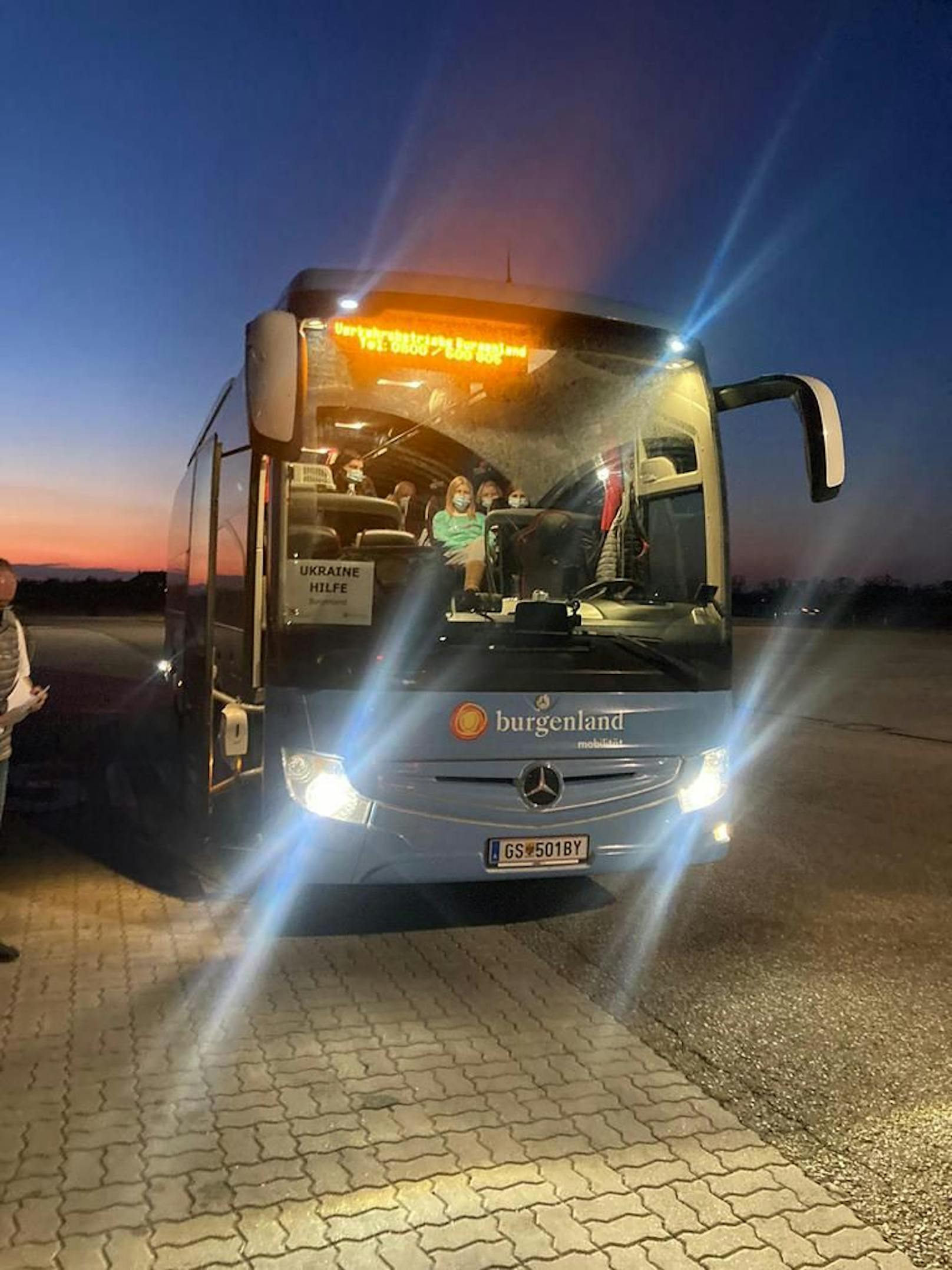Am frühen Mittwochabend ist der erste Bus mit 46 Vertriebenen – vorwiegend Frauen und Kinder – in Nickelsdorf angekommen.