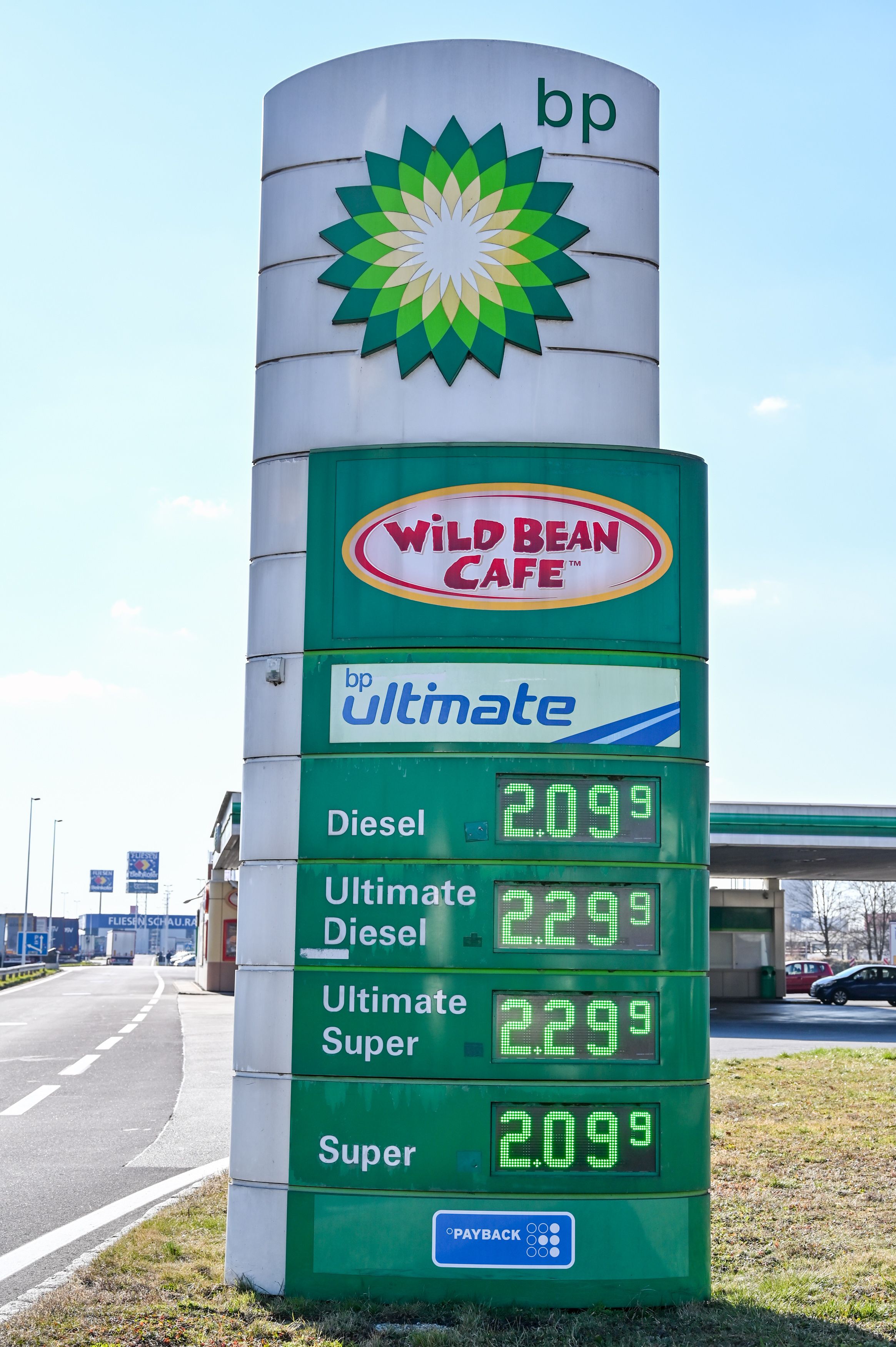 Spritpreise an einer Tankstelle. (Symbolbild)