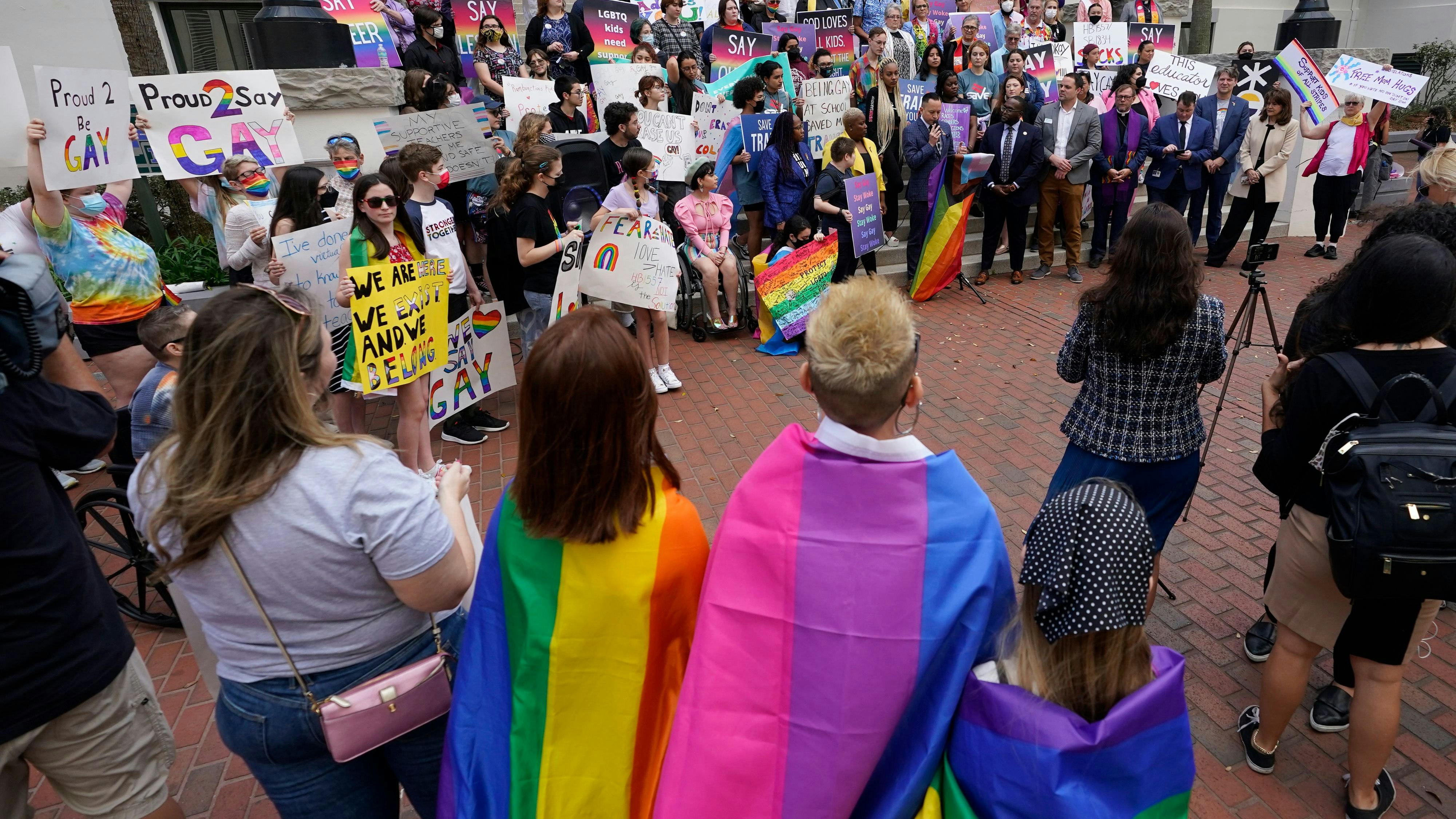 Das Parlament des US-Bundesstaats Florida hat ein neues Gesetz verabschiedet, dass es Lehrpersonen auf Stufe Primarschule untersagt, mit ihren Schülerinnen und Schülern über das Thema Homosexualität zu sprechen.