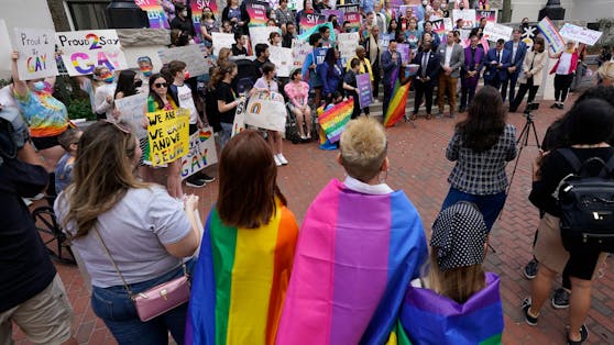 Das Parlament des US-Bundesstaats Florida hat ein neues Gesetz verabschiedet, dass es Lehrpersonen auf Stufe Primarschule untersagt, mit ihren Schülerinnen und Schülern über das Thema Homosexualität zu sprechen.