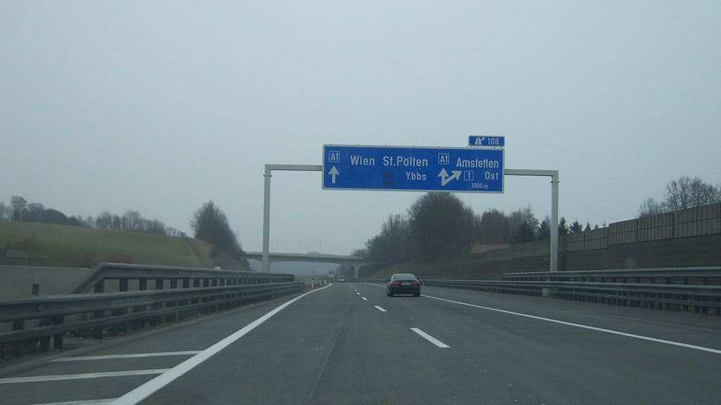 Die A1 bei Amstetten mit einer der vielen Brücken