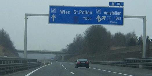 Die A1 bei Amstetten mit einer der vielen Brücken