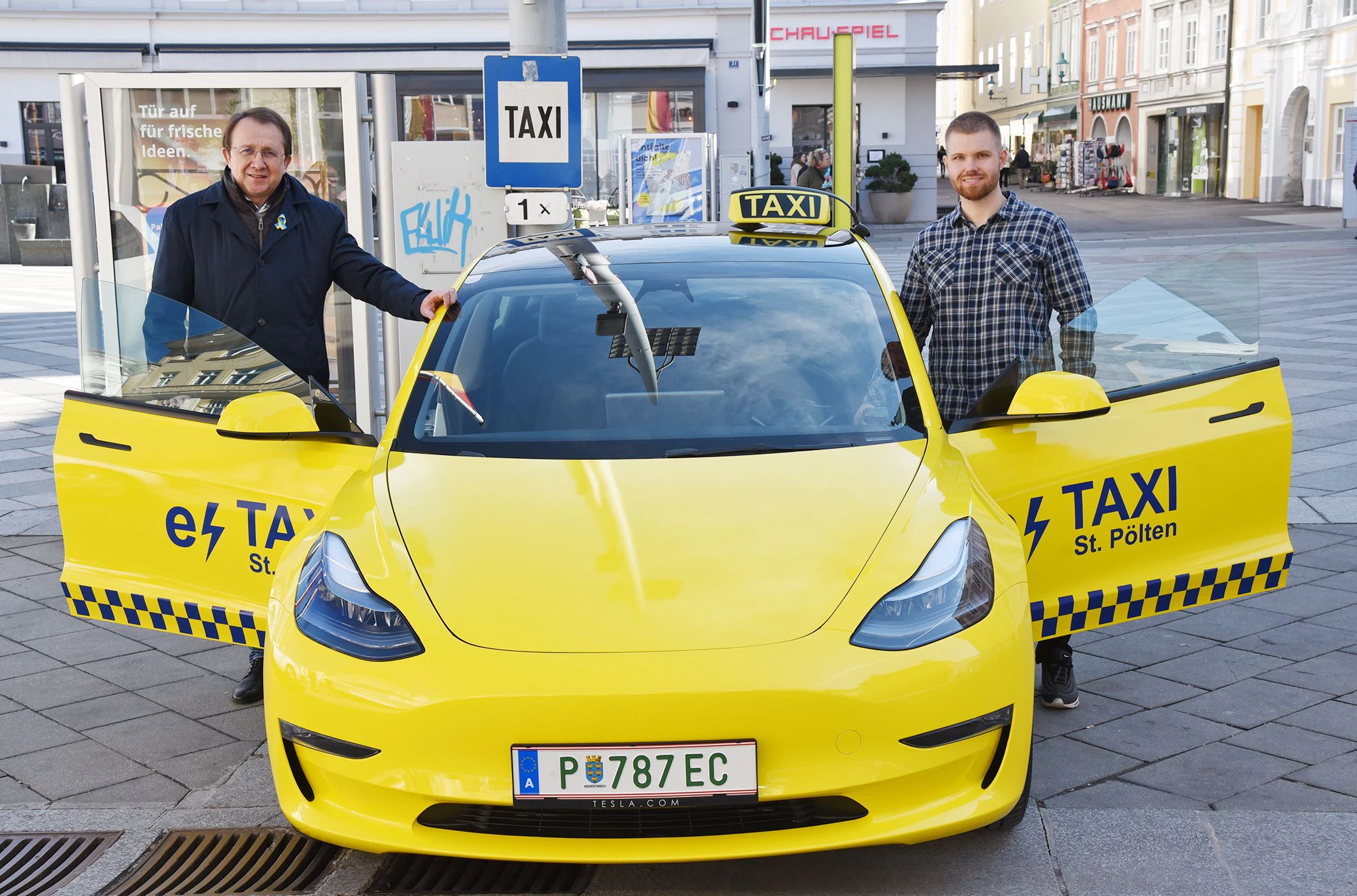 Bürgermeister Matthias Stadler und Leon Straub mit dem ersten St. Pöltner E-Taxi. 