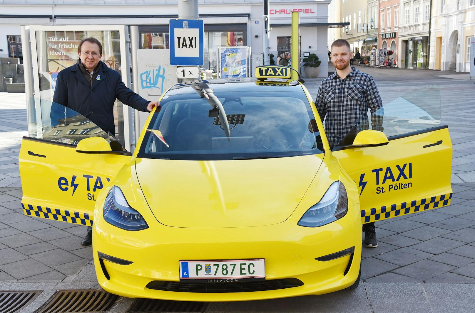 Bürgermeister Matthias Stadler und Leon Straub mit dem ersten St. Pöltner E-Taxi. 