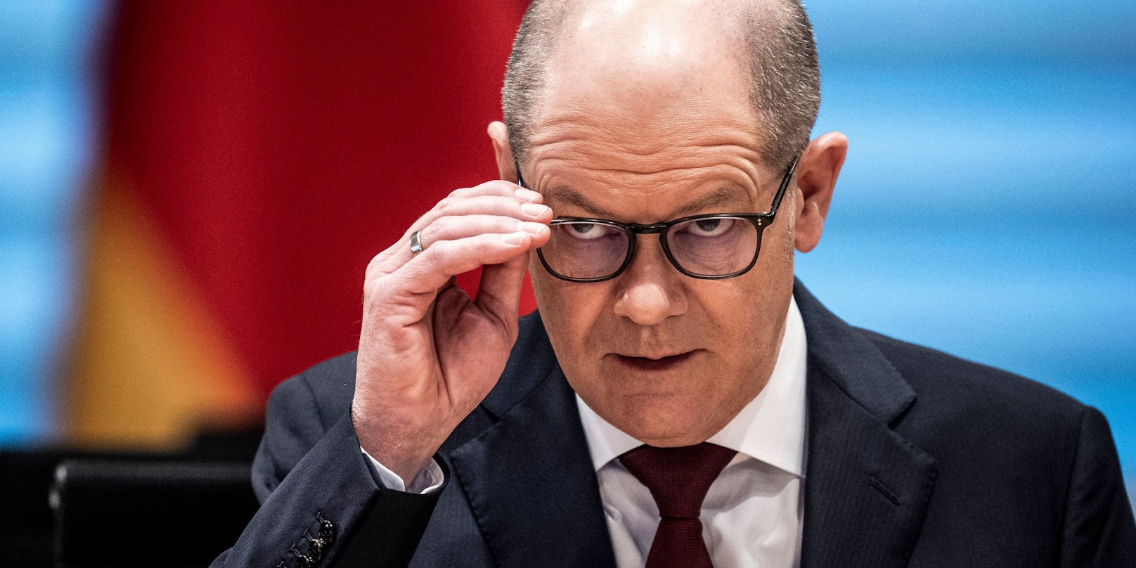 Der deutsche Bundeskanzler Olaf Scholz (SPD) lässt sich von der Entscheidung Österreichs nicht beirren und hält weiterhin am Ziel der allgemeinen Impfpflicht fest.