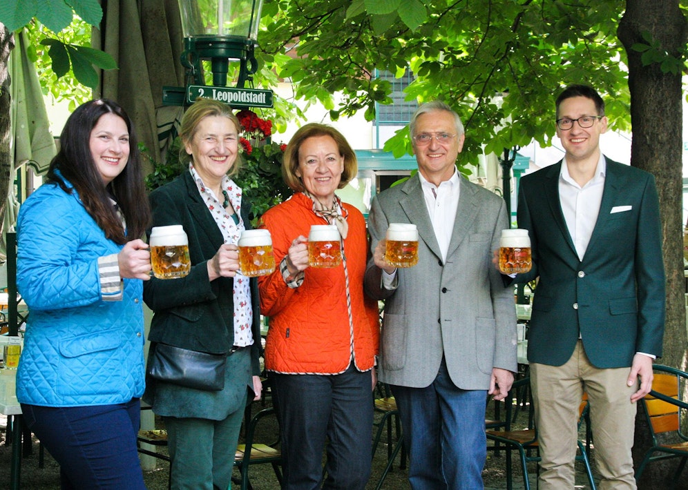 Regina Kolarik, Lydia Kolarik, Johanna Kolarik, Karl Jan Kolarik und Karl Hans Kolarik  (v.l.n.r.) freuen sich ab 15. März wieder auf ihre Besucher.