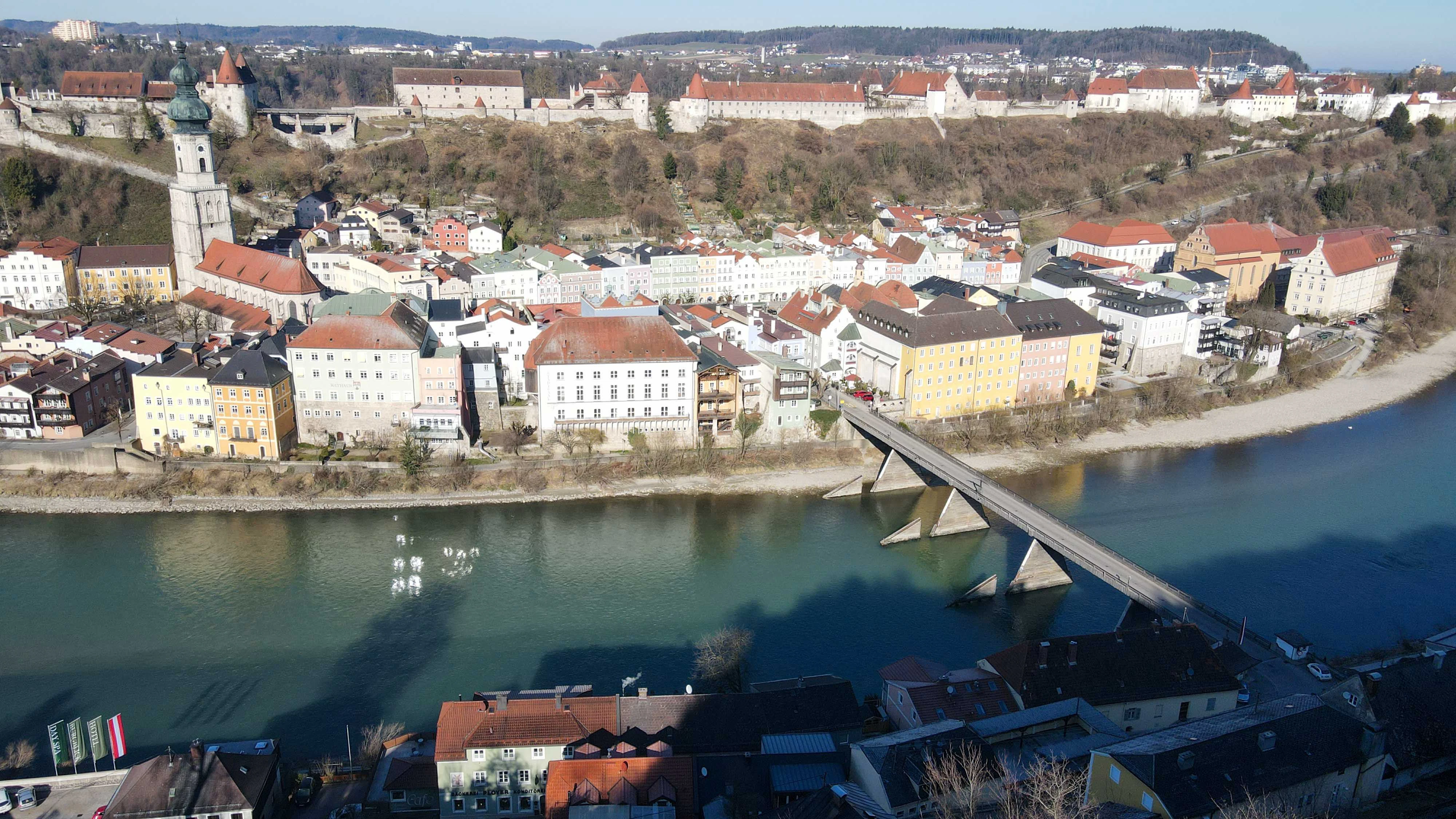 Um diese Brücke geht es: Von Deutscher Seite darf man nicht mehr zurück nach OÖ fahren, weil es eine Einbahn gibt. Ein Österreicher klagt dagegen.