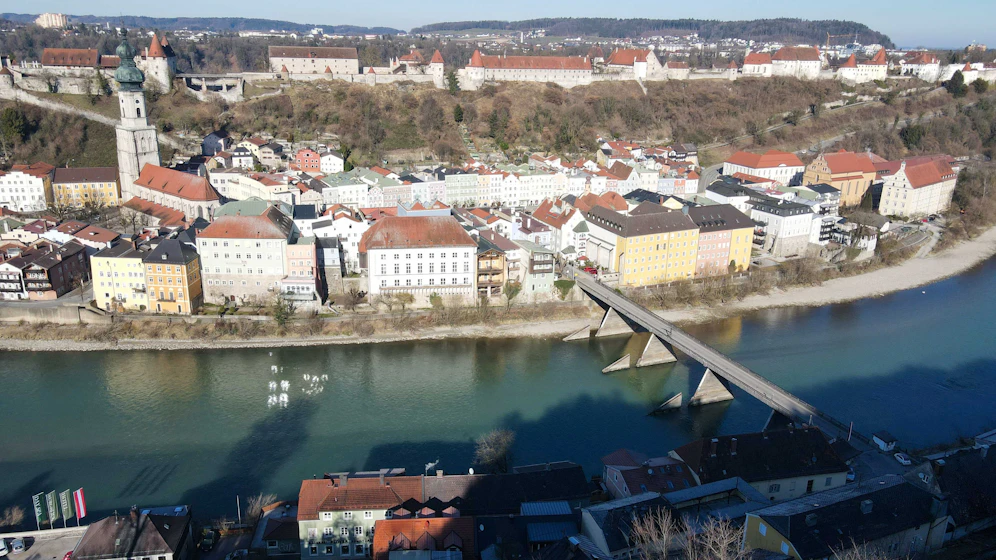 Um diese Brücke geht es: Von Deutscher Seite darf man nicht mehr zurück nach OÖ fahren, weil es eine Einbahn gibt. Ein Österreicher klagt dagegen.