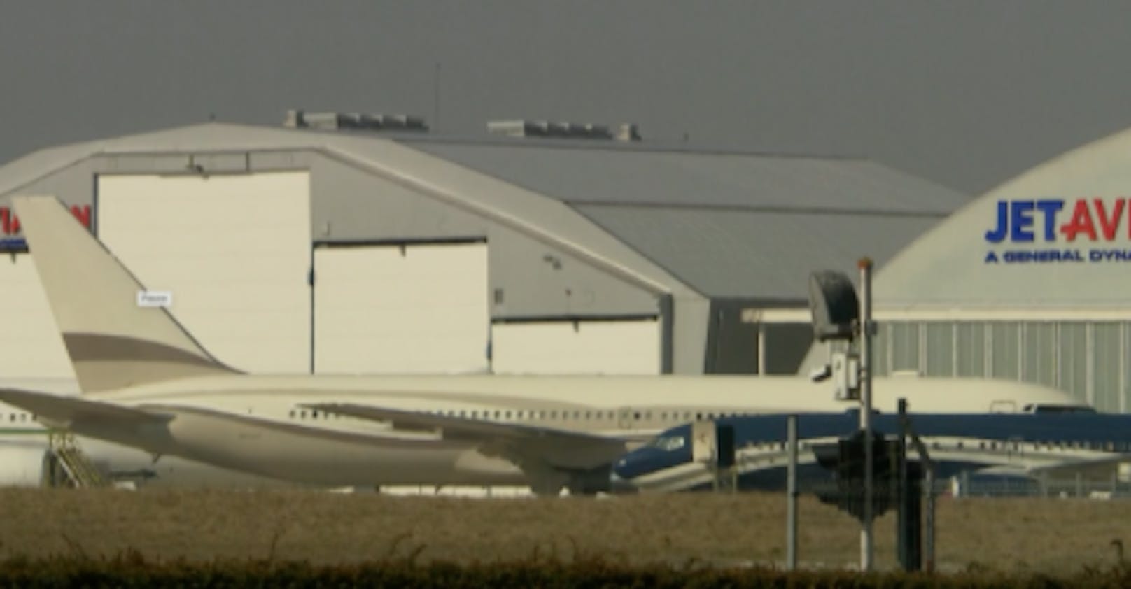 Ein Journalist konnte das beige-weiße Flugzeug als jenes von Roman Abramowitsch identifizieren.