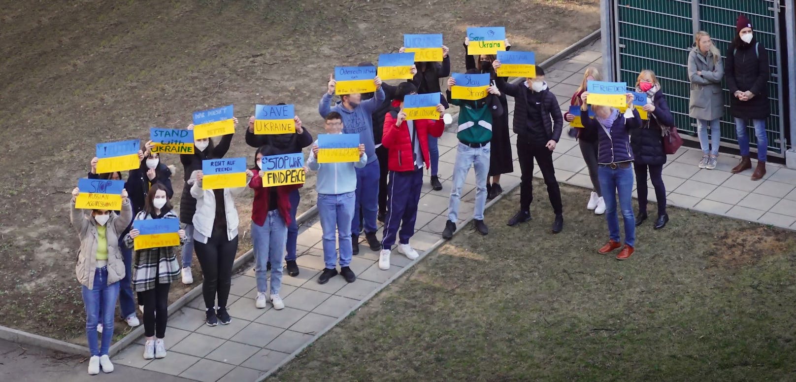 Mit blau-gelben Schildern äußerten die Jugendlichen ihren Wunsch nach Frieden.