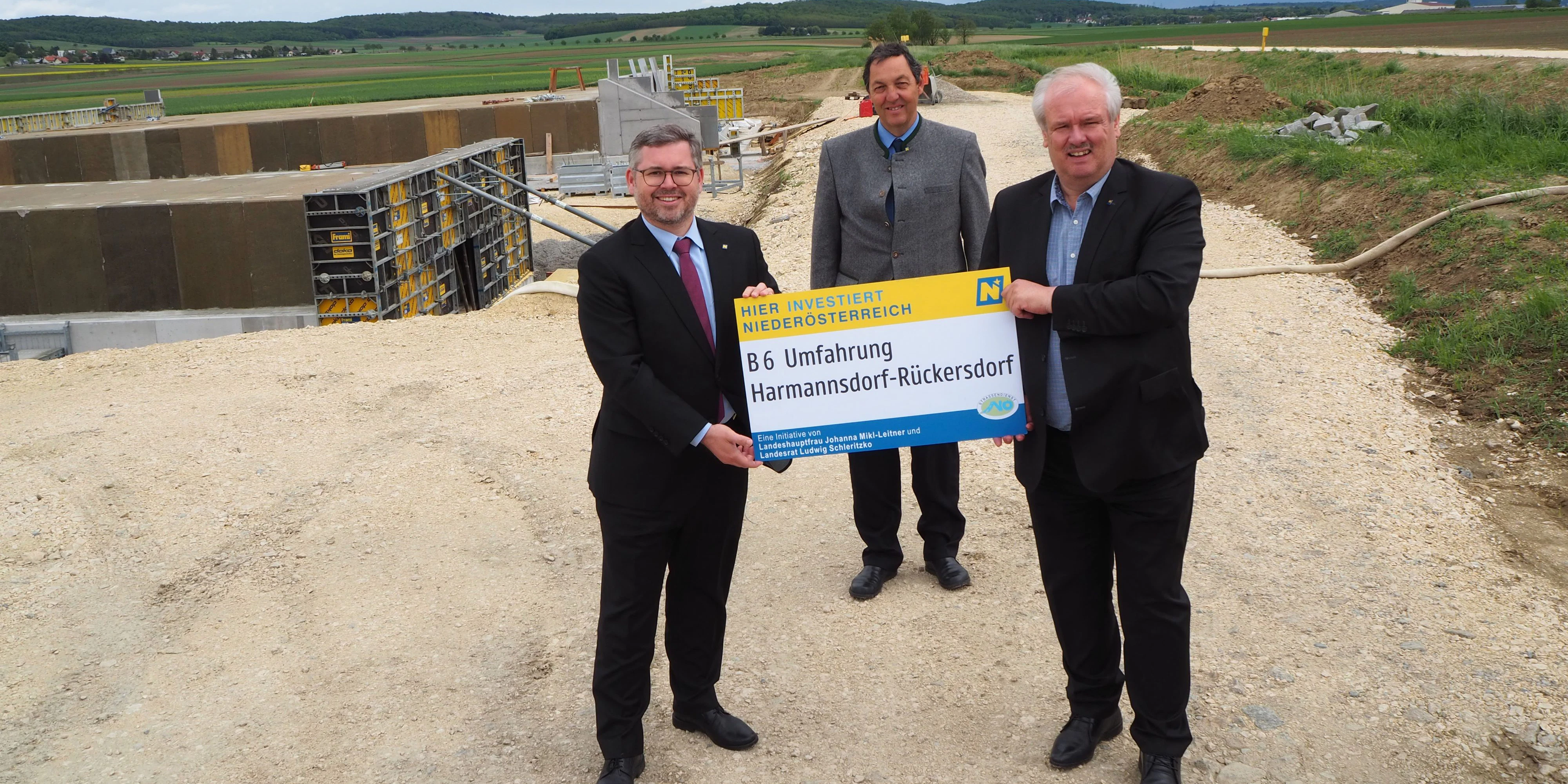 Landesrat Schleritzko vor Ort bei der Baustelle.