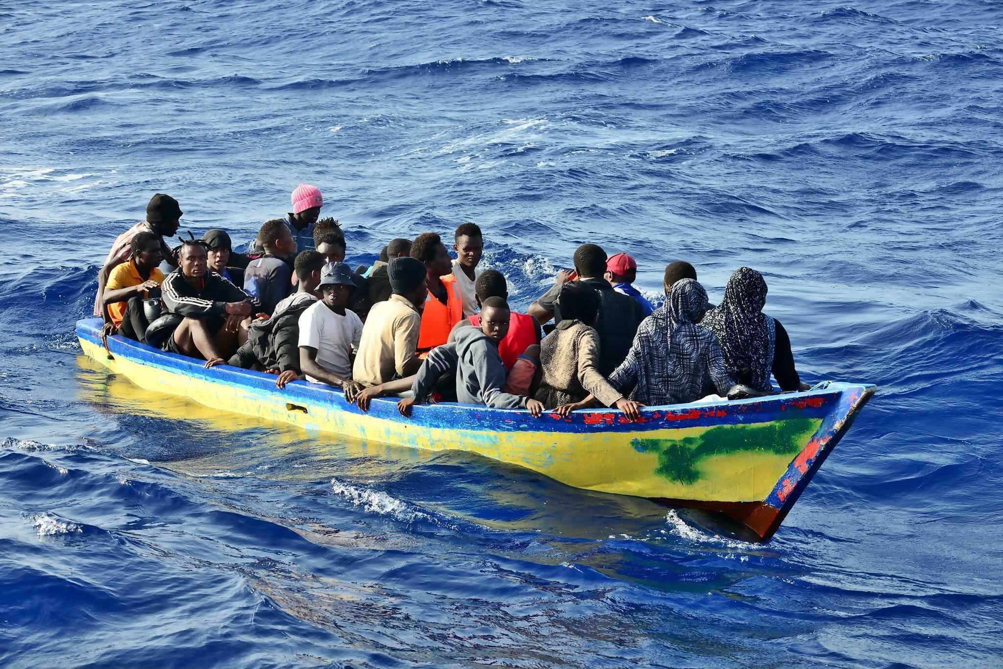 Ein völlig überfülltes Boot mit afrikanischen Flüchtlingen mitten im Mittelmeer.