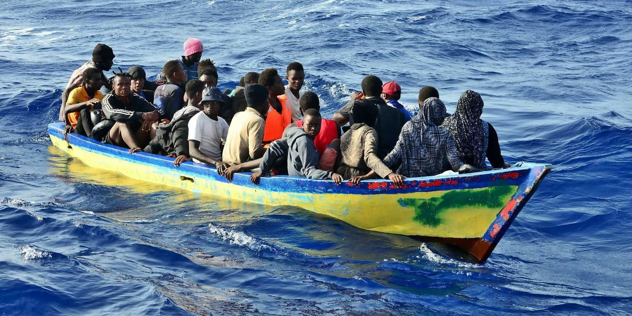 Ein völlig überfülltes Boot mit afrikanischen Flüchtlingen mitten im Mittelmeer.