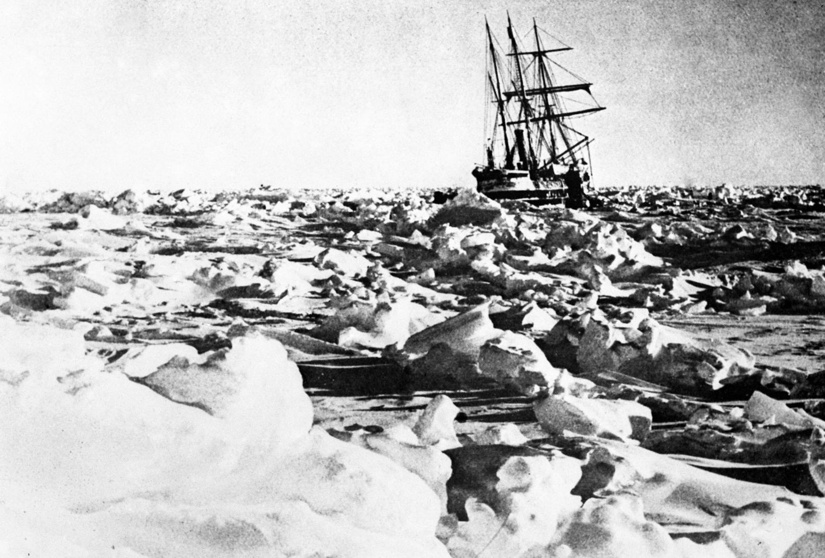 Doch schon am 18. Januar 1915, noch bevor man antarktisches Festland erreicht hatte, saß der Dreimaster im Packeis fest.