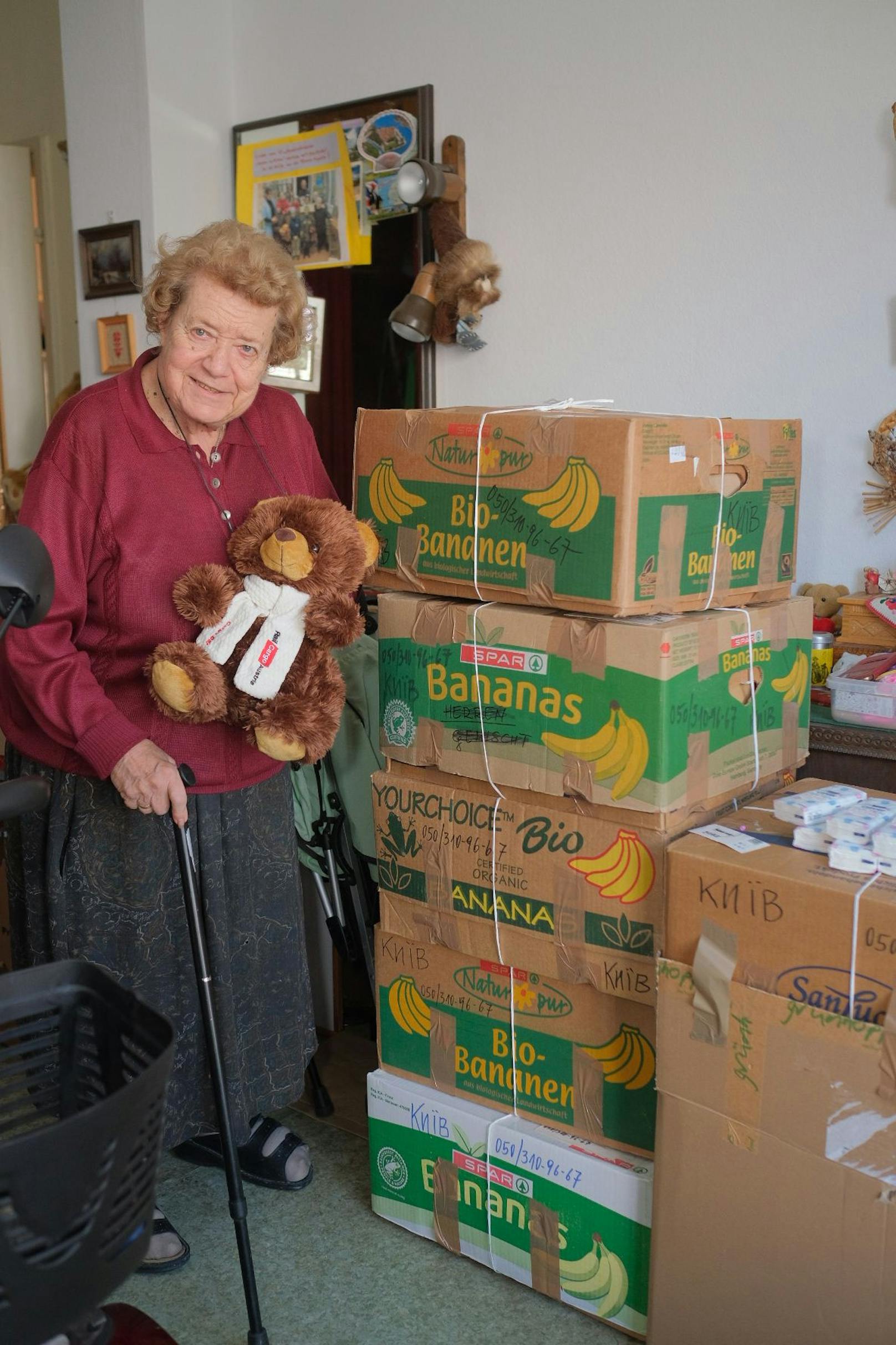 Im Vorraum von Helga Tippel stapeln sich die Spendenboxen, die sie von überall erreichen. 