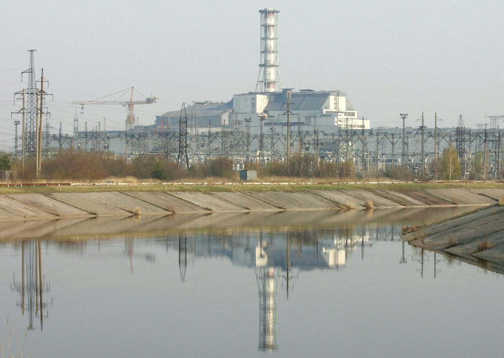 Russische Soldaten haben das Atomkraftwerk Tschernobyl unter ihre Kontrolle gebracht. Die Behörden haben den Kontakt zu dem AKW verloren.