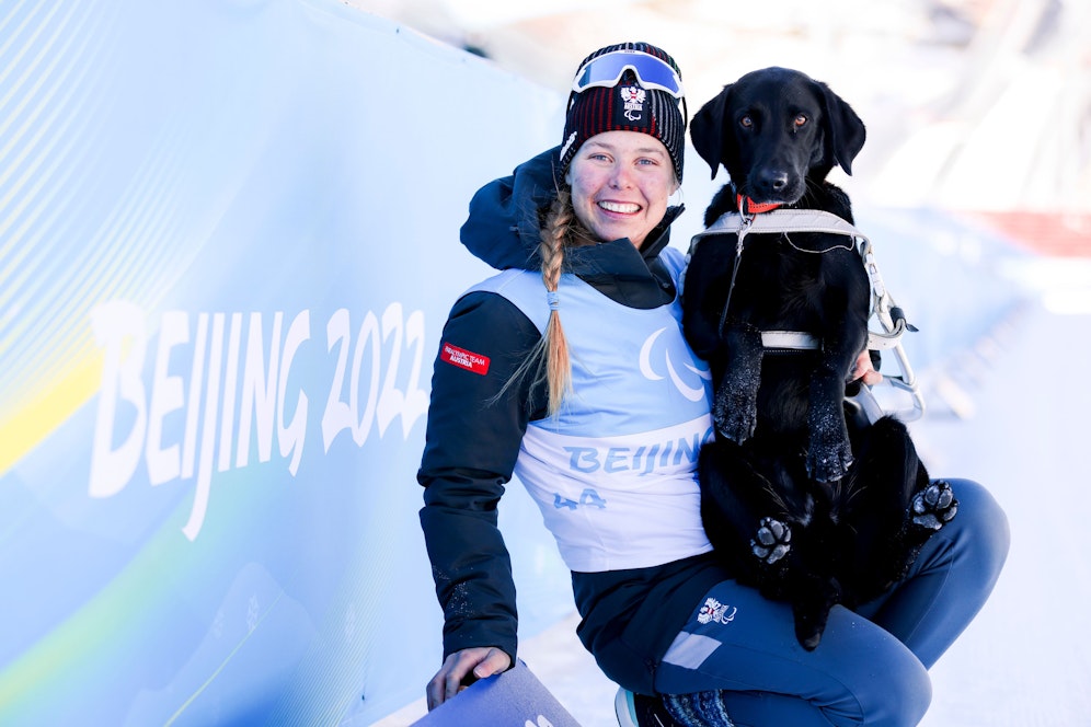 Carina Edlinger mit Hund Riley